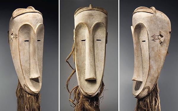 Müze, Batı Afrika'dan Fang maskeleri de dahil olmak üzere, Fransız İmparatorluğu tarafından oraya götürülen sanat eserleri ve diğer nesnelerle doluydu.