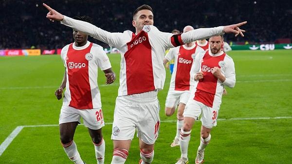 Ajax'ın bu kararı, sosyal medyada birçok kullanıcı tarafından tepki çekti. Takım kaptanı Dusan Tadic, tepkiler sonrasından sosyal medya hesabı Twitter'dan paylaşımda bulundu.