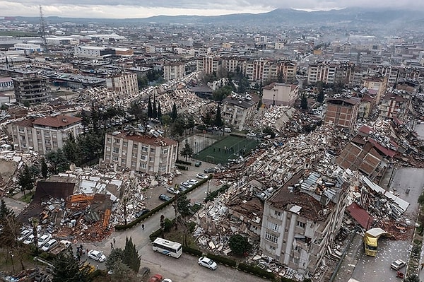 35 bin 418 vatandaşımız hayatını kaybederken 105 bin 505 vatandaşımız ise yaralı olarak tedavi altına alındığı deprem felaketi tüm Türkiye'yi yasa boğdu.