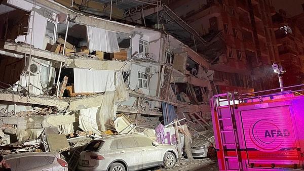 6 Şubat günü sabaha karşı gerçekleşen 7,7 büyüklüğündeki deprem, merkez Kahramanmaraş olmak üzere çevreki 10 ilimizde de büyük zarar gördü. Binlerce bina depremin şiddetiyle yıkıldı, sokaklar enkazlarla doldu.