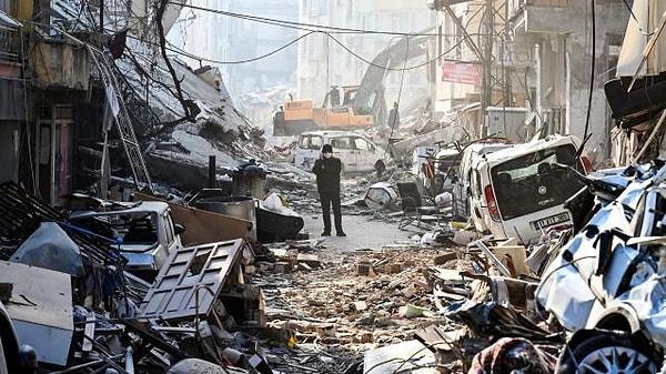 Kahramanmaraş'ta yalnızca birkaç saat arayla meydana gelen 7.7 ve 7.6 büyüklüğündeki iki deprem binlerce yaşama mal oldu.