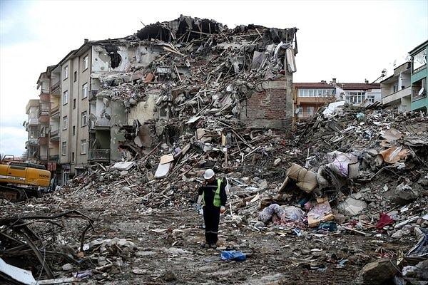 Çelik '' Sayın Cumhurbaşkanımızın talimatıyla Elazığ'da deprem bölgesi sayılacak. Dolayısıyla 10 il değil, 11 il diye zikredeceğiz.'' diyerek Elazığ'ında afet bölgesi ilan edildiğini söyledi.