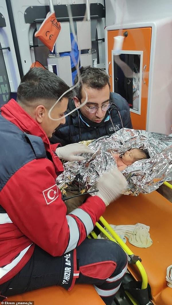 Camuz, hastaneye geldiğinde ailesinin kendisine, eşi İrfan’ın ve 3 yaşındaki oğlu Kerim’in de enkaz altından kurtarıldığını söylemiş.