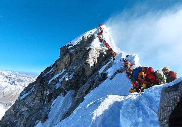 Bu açıklamalarda bulunan kişilerden biri, 1933'te "neredeyse" Everest Dağı'nın zirvesine çıkan ilk kişi olacak olan İngiliz kaşif Frank Smythe idi.