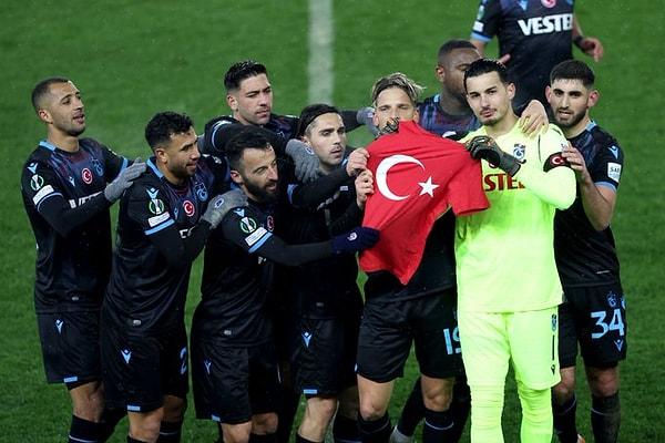 Trabzonspor 65. dakikada Stryger Larsen ile skoru 1-0'a getirdi. Tüm takım Türk bayrağı açarak gol sevincini ülkemize armağan etti.