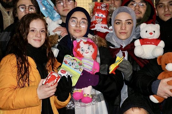 Sosyal medya duyurularıyla organize olan taraftarlar, depremlerden etkilenen bölgelerdeki depremzede çocuklar için oyuncak topladı.