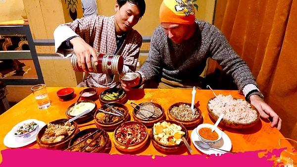 19. Eğer Bhutan'ı ziyaret etmek istiyorsanız bilmeniz gereken önemli bir şey var: Size ikram edilen ilk yemeği mutlaka reddedin!