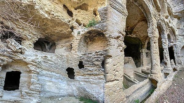 Diğer yandan Hatay'ın Samandağ ilçesinde 2 bin yıl öncesine dayanan ve 'dünyanın elle yapılan en büyük tüneli' olarak bilinen Titus Tüneli ile Beşikli Mağara, depremlerde hasar görmedi.