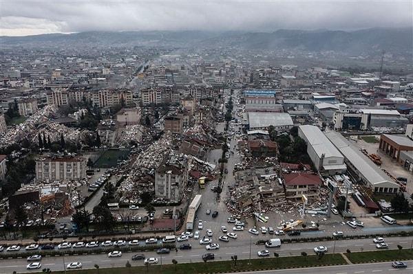 6 Şubat Pazartesi günü Kahramanmaraş'ta 7.7 ve 7.6 olmak üzere iki büyük deprem meydana geldi. Bu deprem, 11 ili birden etkiledi.