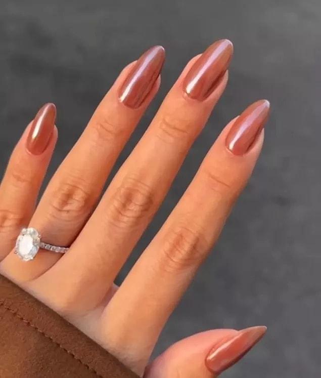 2. Chrome powder is indispensable in the winter season. Dark tones are indispensable colors in winter. When these dark tone nail polishes are combined with chrome powder, a very stylish image has emerged.