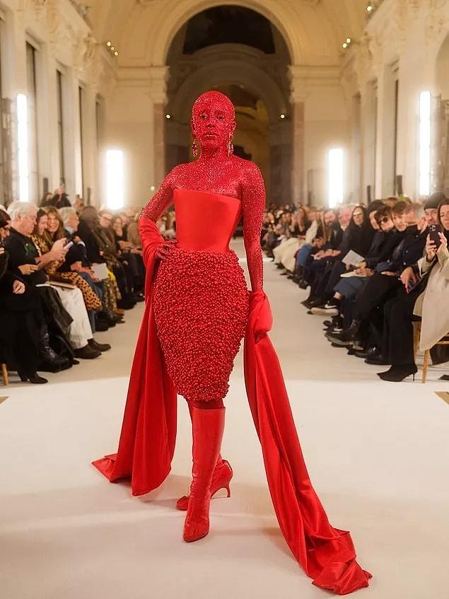 Another name that attracted as many eyes as Kylie, was the singer Doja Cat, who dressed in red and carried exactly 30 thousand Swarovski crystals on her!