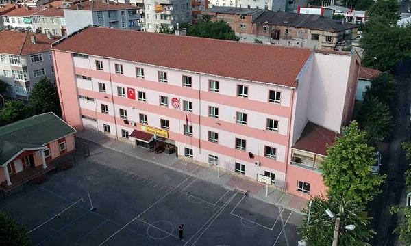 İstanbul Valiliği’nden yapılan açıklamada, kentte depremde yıkılma riski bulunan 93 okulun 76’sı yıkılıp yeniden yapılacak.