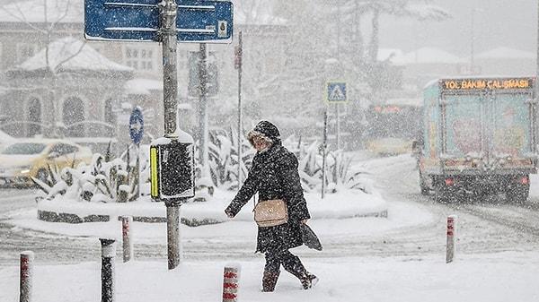 İstanbul’a da Sibirya’dan yeni bir soğuk hava dalgasının geleceği belirtildi. Soğuk hava dalgası ile birlikte İstanbul’da da kar yağışının olması bekleniyor. Şubat ayının son hafta ile mart ayının ilk haftasında kar yağışı bekleniyor.