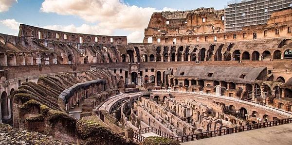 Kolezyum'un yapımına İmparator Vespasianus döneminde MS 72 yılında başlanmıştır. Bu Kolezyum dünyanın gelmiş geçmiş en büyük amfi tiyatrosu olması sayesinde neredeyse herkes tarafından bilinir.