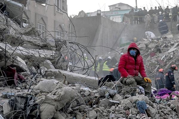 Büyük can ve mal kaybına neden olan ve 11 ilde etkili olan depremler sonrasında bölgeye Türkiye'nin hatta dünyanın birçok yerinden yardımlar yapıldı.