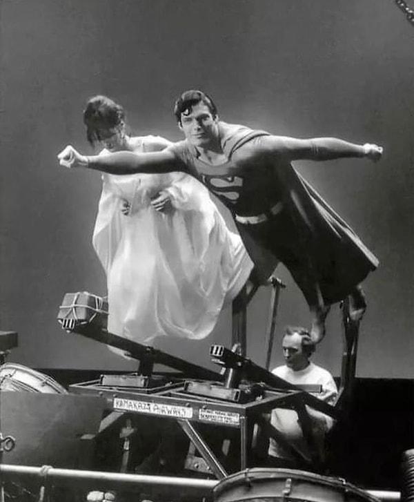 4. Margot Kidder ve Christopher Reeve, "Superman" setinde uçmaya hazırlanırken. (1978) 😎