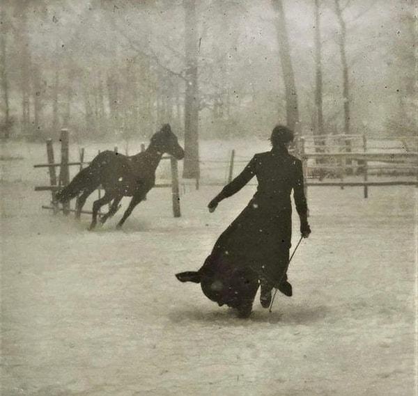 7. 1899 yılının karlı bir gününde atıyla dolaşan bir kadın.