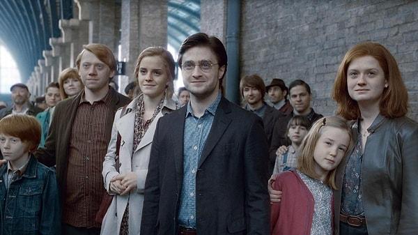 Harry Potter ve Ölüm Yadigarları: Bölüm 2'nin 19 yıl sonrasında geçen Lanetli Çocuk'ta Harry Potter ve Draco Malfoy’un çocukları Albus Severus Potter ve Scorpius Malfoy'un maceraları anlatılıyor.