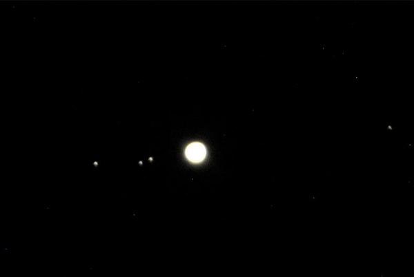 Jüpiter'in dört büyük uydusunda gelecekte koloniler kurarsak, orada yaşayanlar yukarıya bakmaktan keyif alacaklar.