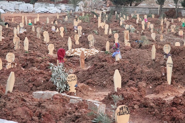 Kahramanmaraş Pazarcık merkezli 7.7 şiddetindeki ve Kahramanmaraş Elbistan merkezli 7.6 şiddetindeki depremlerde Gaziantep’in İslahiye ilçesinde vefat edenlerden yaklaşık 300’ü İslahiye Asri mezarlıkta oluşturulan mezarlıklara defnedildi.