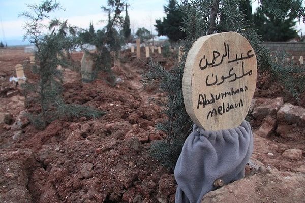 İsimleri Arapça harflerle yazılmış Suriyelilerin de yan yana defnedildiği mezarlara yarım kalan hikayeler de yansıdı.