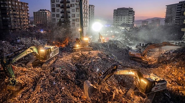 Yaşanan depremlerin acısının çok taze olduğu Hatay'da bugün üç dakika arayla iki yıkıcı deprem daha meydana geldi. Önceki depremde hasar gören binalar 6.4 ve 5.8 büyüklüğünde iki deprem nedeniyle yerle bir oldu.