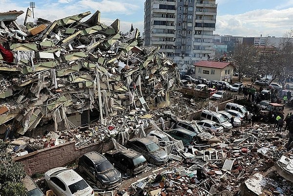 Hatay'da vatandaşların hayatına kaybetmesine, hasar görmüş binaların tamamen yıkılmasına neden olan afetin ardından artçılar sürüyor.