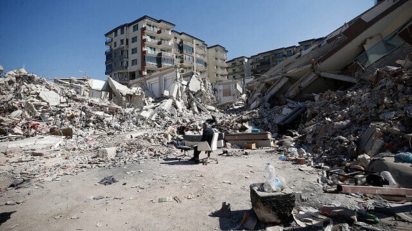 Kahramanmaraş’ta yaşanan 7.7 ve 7.6 büyüklüğündeki depremden en fazla etkilenen illerinde başında Hatay geliyor. Belediye Başkanı Lütfü Savaş, kentte 20 bin üzerinde kişinin hayatını kaybettiğini açıklamıştı.