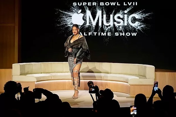 The other big news was the Super Bowl. It was announced that Rihanna will be at the most important sports night of the year, where the most popular names in the world come out at halftime every year.