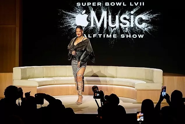 The other big news was the Super Bowl. It was announced that Rihanna will be at the most important sports night of the year, where the most popular names in the world come out at halftime every year.