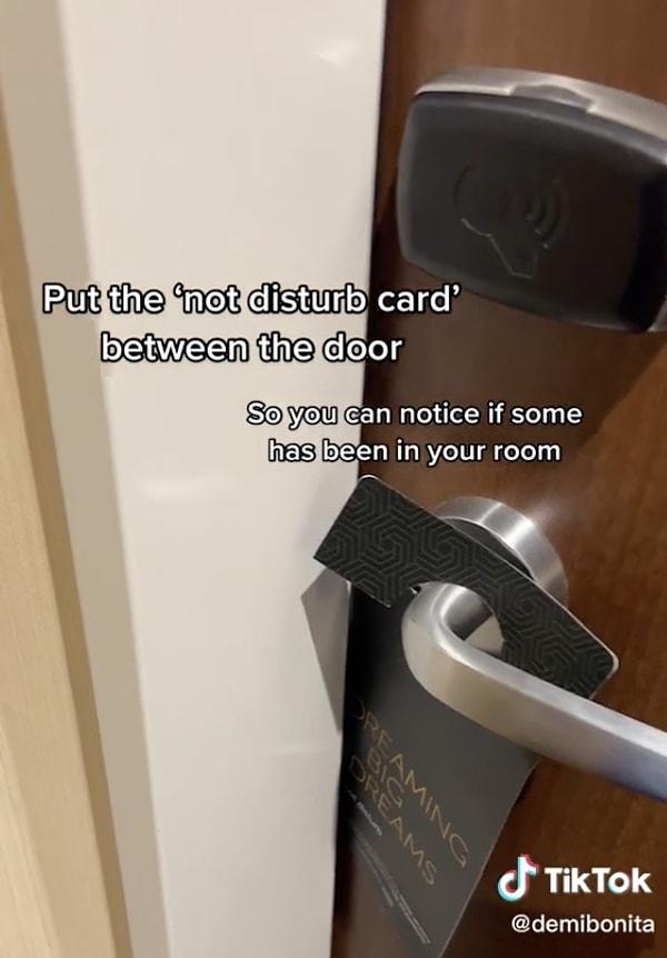 4. 'Rahatsız etmeyin' kartını odadan çıkarken kapının arasına sıkıştırabilirsiniz.