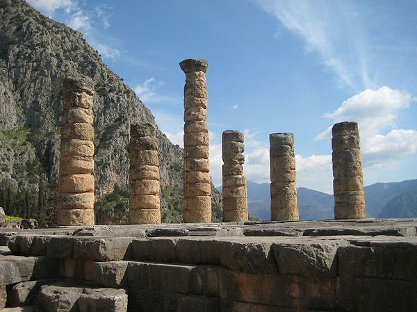 Delphi, Parnassus Dağı'nın dik yamacında, Korint Körfezi'nden 10 km uzakta bulunan antik kent ve en önemli Yunan tapınağıdır. 1987 yılında UNESCO bu tapınağı Dünya Mirası ve arkeolojik sit alanı olarak belirlemiştir. Peki burayı önemli kılan neydi?