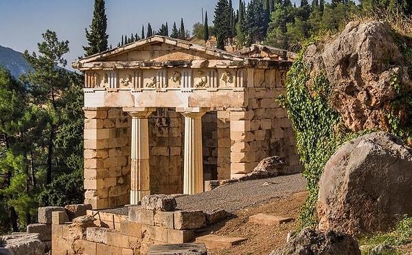 Günümüzde Apollon Tapınağı'nın kalıntıları, Delphi'deki kutsal Apollon Temenos'unun tepesinde yer almaktadır. MS. 4. yüzyılda İmparator Theodosius'un pagan karşıtı fermanlarının ardından Hıristiyanlar tarafından yıkılan tapınaktan geriye çok az şey kalmıştır.