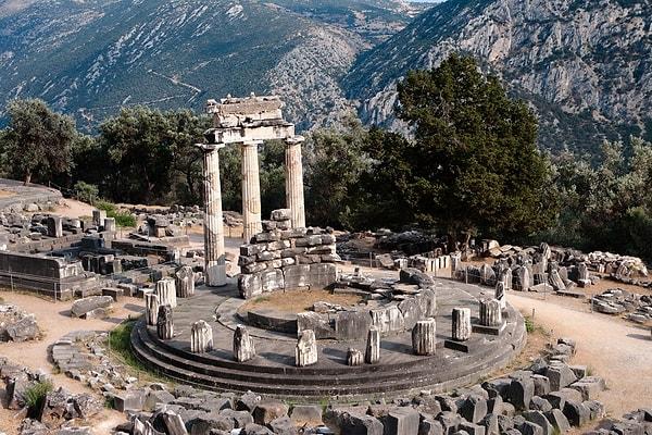 Delphi'deki Apollon Tapınağı, tüm Yunan yerleşimlerine hizmet eden Panhelenik bir kutsal alan işlevi görür. Arkeolog J. Henry Middleton, tapınağın yeri olan Delphi'nin, siyasi ve dini açıdan birleşik bir Yunanistan'ı temsil eden kutsal bir alan olduğunu savunuyor.