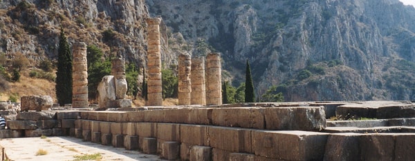 Antik Yunan halkları inançları gereği Delphi yani Apollon Tapınağı'nı merkez kabul etmiş ve kültürlerinin ve inançlarının kıblesi olarak görmüştür. MÖ. 1400'e kadar uzanan tarihiyle Delphi tüm Yunanistan'daki en önemli tapınaktı ve teoride tüm Yunanlılar onu dünyanın merkezi (kelimenin tam anlamıyla göbeği) olarak kabul etmiştir.