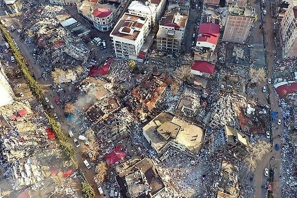 Tüm Türkiye'yi derinden sarsan depremlerin ardından gözler metropol şehir İstanbul'a çevrildi. Uzmanların sık sık yinelediği İstanbul depremi uyarıları bir kez daha gündeme geldi.