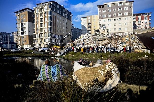 Binaları enkaza çeviren depremler nedeniyle binlerce vatandaş evsiz kaldı. Soğuk havanın hakim olduğu bölgede adeta yaşam savaşı veriliyor.