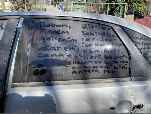 Kahramanmaraş'ta 12 yaşındaki bir çocuk ailesini kaybetmesi üzerine içini tozlu arabanın camlarına döktü.