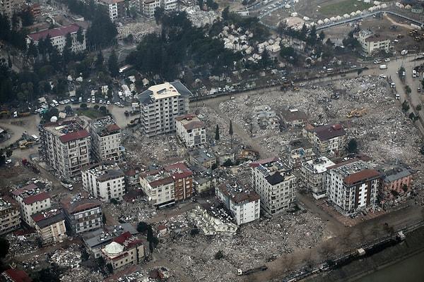 Kahramanmaraş ve Hatay merkezli depremlerin ardından Antakya ve Defne ilçelerinde yıkılmış veya ağır hasarlı çok sayıda bina, helikopterden görüntülendi.