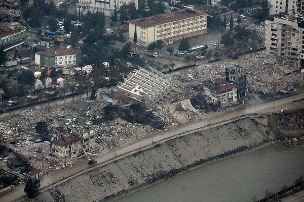Görüntülerde, depremler nedeniyle zarar gören çok sayıda tarihi yapı da var.