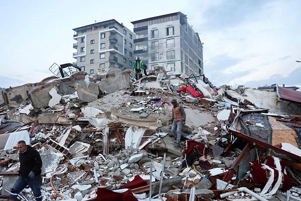 Çoğumuz depremden önce hayvanların farklı davranışlarda bulunduğunu duymuşuzdur. Yüzyıllar boyunca, insanlar sismik olayların hemen öncesinde olağandışı hayvan davranışlarını gözlemledi. Sürekli havlayan köpekler, sütleri kesilen inekler, göletlerden atlayan kurbağalar...