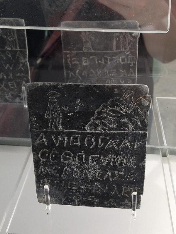 Avrupa çapında arkeologlar tarafından keşfedilen 1500'den fazla lanet tableti var. Yunanca ya da Latince yazılmış olan bu tabletlerdeki lanetler, rahatsız edici olmaktan tutun da komik olana kadar değişmektedir. İşte bunlara örnek bazı tabletler;