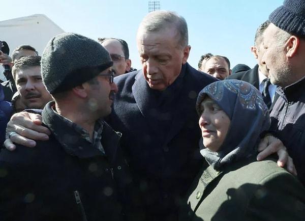 Elmasçı, "Erdoğan, helikopterden AKP milletvekilini attı" başlıklı yazısında, Cumhurbaşkanı Erdoğan'ın 10 Şubat günü Malatya’dan Adıyaman’a helikopter ile gittiğini kaydetti.