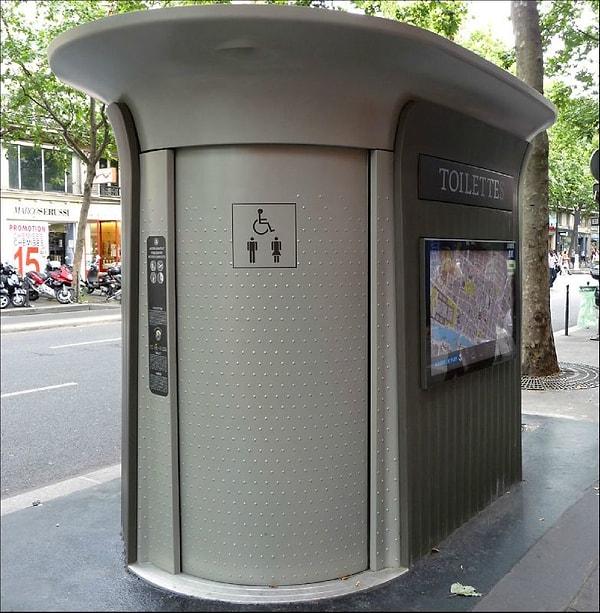 Vespasian'ın adı, bugün İtalya’da vespasiano ve Fransa'da vespasienne olarak umumi tuvaletlerde yazmaktadır. Fransızca konuşulan yerlerde halka açık olan ücretli tuvaletler “Vespasianlar” olarak bilinmektedir.