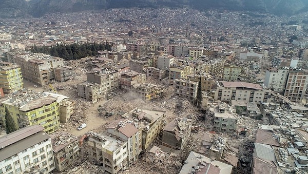 Depremden en çok etkilenen şehirlerden biri olan Hatay'da ise 20 Şubat günü 6.9 ve 5.8 büyüklüğünde arka arkaya iki deprem daha gerçekleşti.