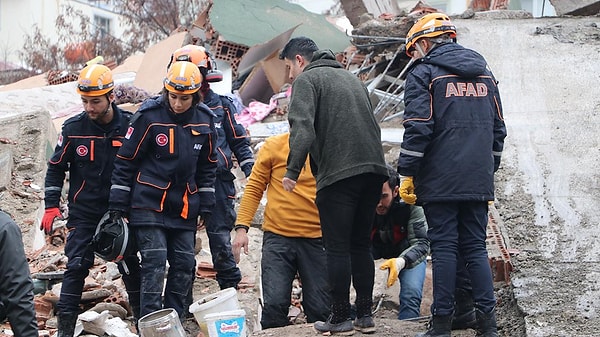 En son meydana gelen Hatay merkezli fakat birçok ilin etkilendiği deprem sonrası hasarlı binalar yıkılmış ve bazı vatandaşların enkaz altında kaldığı bilgisi gelmişti.