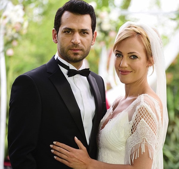 8. Meryem Uzerli ve Murat Yıldırım'ı görür görmez 'bunlardan olmaz' desek de maalesef yapımcılar izleyicilerin sesini duyamıyor. Gecenin Kraliçesi dizisinde izlediğimiz ikiliye kanımız bir türlü kaynamadı.