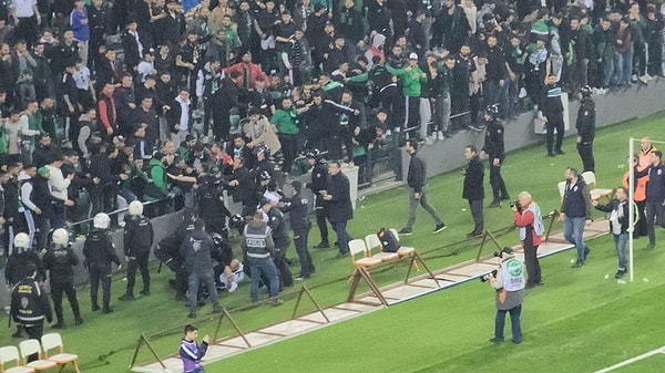 Bu olaydan sonra Kocaelispor ve Sakaryaspor taraftarları anında tatsız olaylar yaşandı.