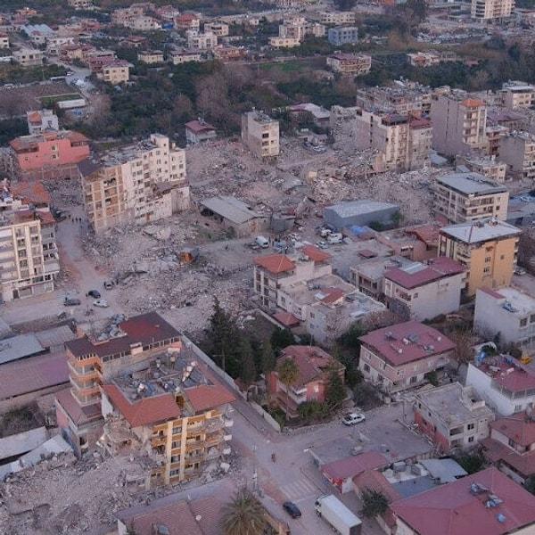 Türkiye tarihinin gördüğü en büyük felaketlerden biri olan 6 Şubat depreminin acılarını ülke olarak sarmaya çalışıyoruz.