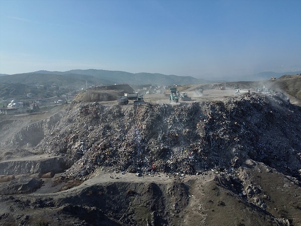 Türkiye'nin birçok şehrinden gelen kamyon ve iş makinesi operatörleri çalışmalara katılıyor.